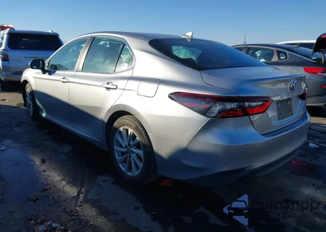 2022 Toyota Camry Le z USA, uszkodzony, nr VIN 4T1C11AK7NU652948
